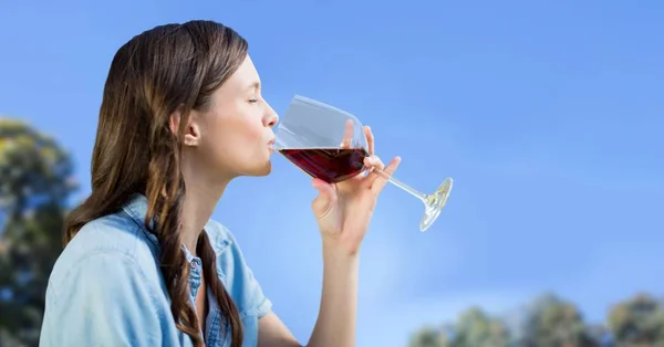 Frau verkostet Wein — Stockfoto