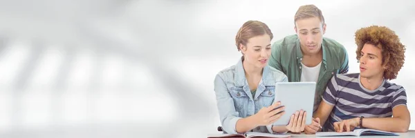 Studenten permanent met tablet — Stockfoto