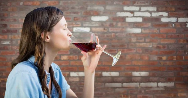 Kobieta degustacja wina — Zdjęcie stockowe