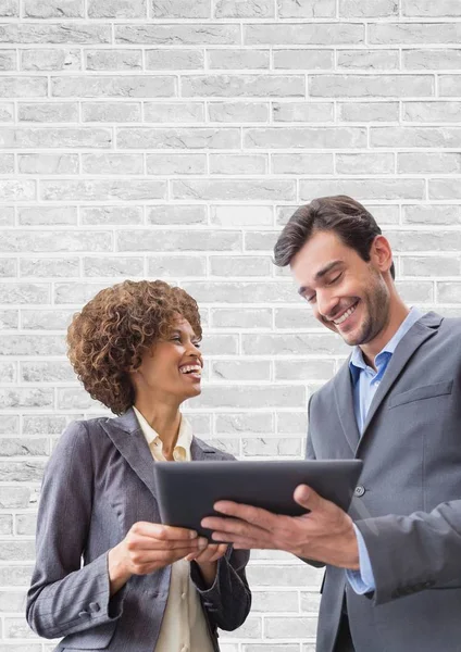 Pessoas de negócios felizes usando tablet — Fotografia de Stock