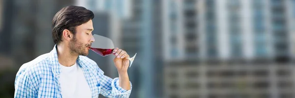 Uomo degustazione vino — Foto Stock