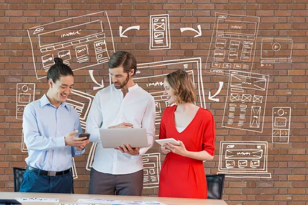 Geschäftsleute schauen auf Computer und Tablets — Stockfoto