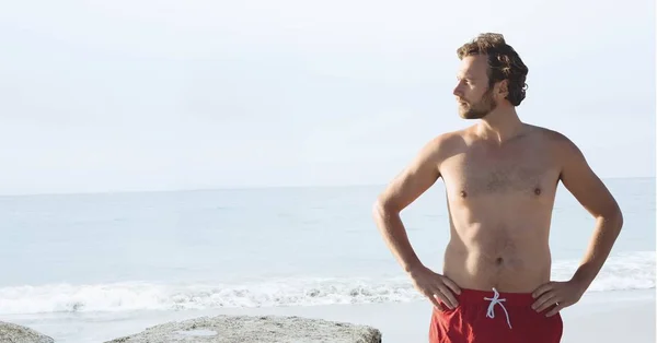 Sem camisa homem de pé na praia — Fotografia de Stock