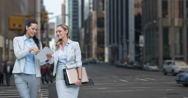 Szczesliwym biznesem kobiet patrząc na tablecie — Zdjęcie stockowe