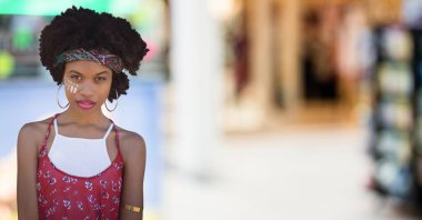 Ayakta ve kameraya bakarak hippi kadın