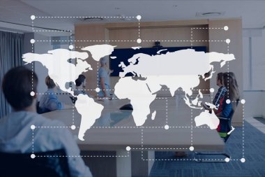 Dünya harita simgesini ofis toplantı karşı
