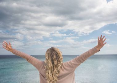 Kadın rahat mindfulness uygulamak
