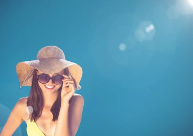 güneş gözlüğü ile arayan kadın