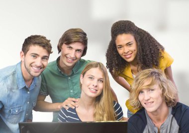 Öğrencilerin önünde arka plan bulanık