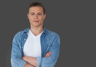 Adam silah katlanmış ve gri arka plan ile