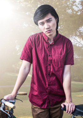 adam bisiklet ile ayakta