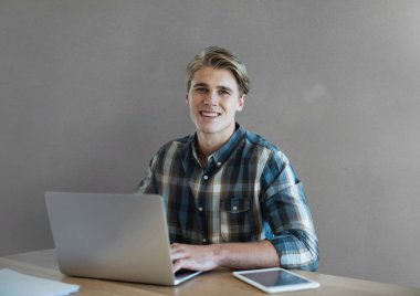 Masa başında oturan mutlu iş adamı