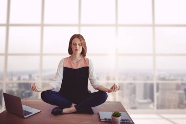 iş kadını meditasyon