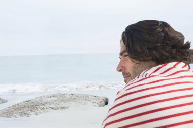 adam oturmuş ve rüya