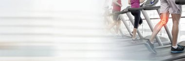 Geçiş ile spor salonunda koşu bandı üzerinde çalışan