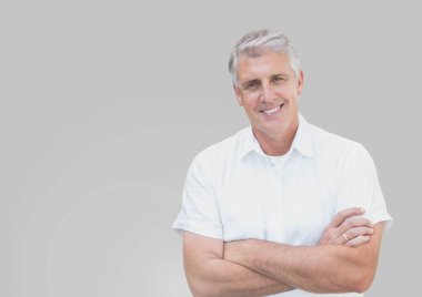  gülümseyen yaşlı adam ayakta