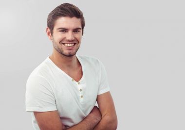 Adam ayakta gülümseyen