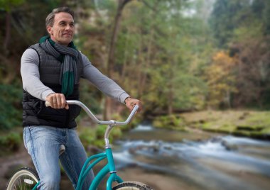 adam Bisikletin üstünde oturuyor