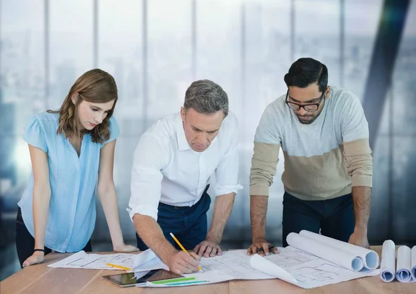 Geschäftsleute am Schreibtisch schauen auf Papier — Stockfoto