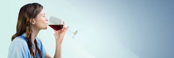 Donna degustazione vino — Foto Stock