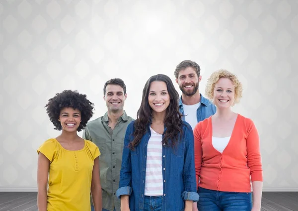 Groupe de personnes souriantes debout — Photo