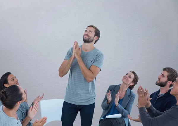 Groep van mensen uit het bedrijfsleven zitten in cirkel — Stockfoto