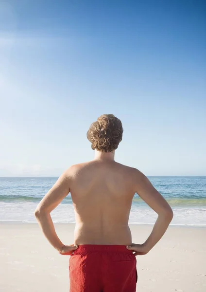Homem de pé na praia — Fotografia de Stock
