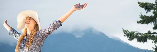 Mujer en sombrero de sol de pie con los brazos en el aire — Foto de Stock