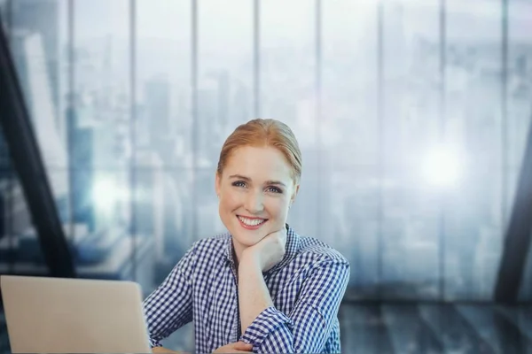 Mulher de negócios feliz em uma mesa — Fotografia de Stock