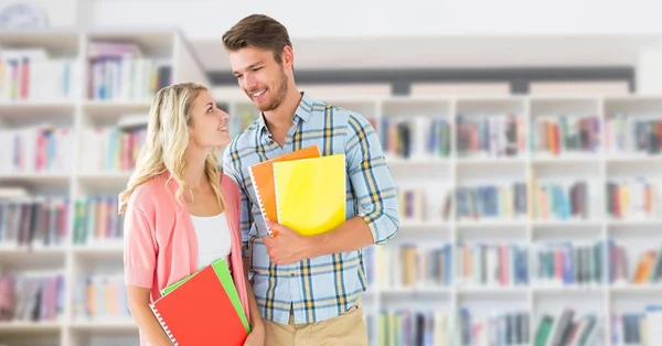 Estudantes em pé na biblioteca — Fotografia de Stock