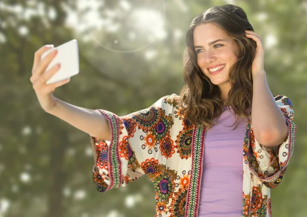 Vrouw nemen casual selfie foto — Stockfoto