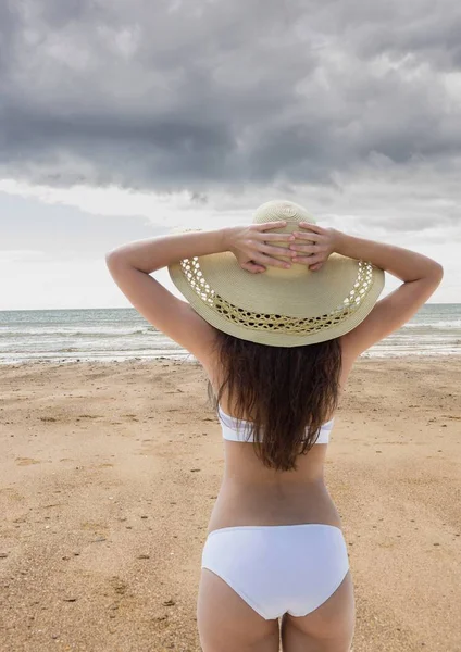 Relaxado mulher de pé na praia — Fotografia de Stock