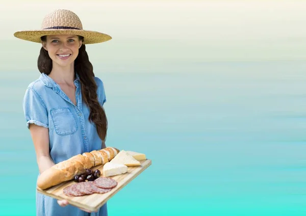 Frau steht mit Essteller — Stockfoto