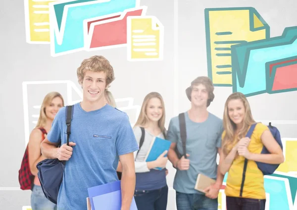 Groupe d'étudiants debout devant des dossiers colorés et des fichiers graphiques — Photo