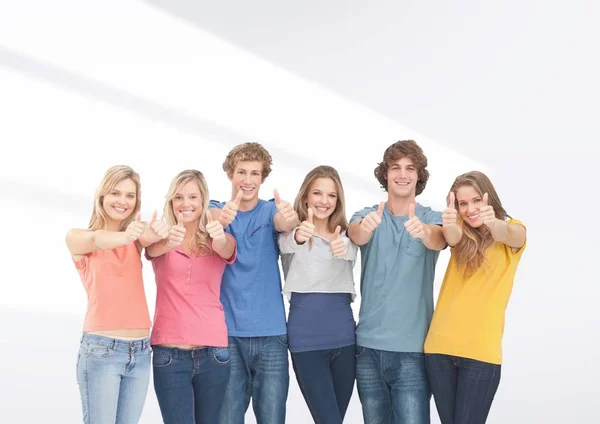 Grupp av vänner som står — Stockfoto