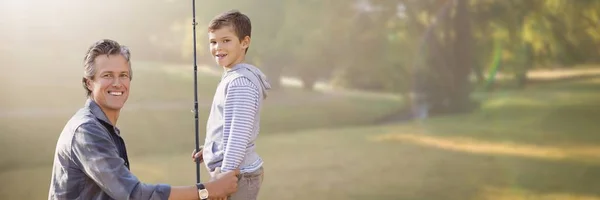 Pai e filho com vara de pesca — Fotografia de Stock