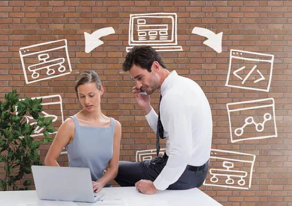 Geschäftsleute am Schreibtisch schauen auf den Computer — Stockfoto