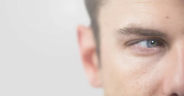 Mužské oko pohled z boku — Stock fotografie