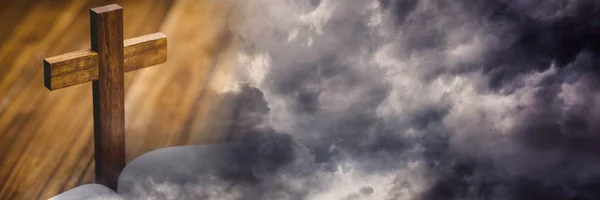 Cruz de pie en la biblia y la transición de nubes de tormenta —  Fotos de Stock