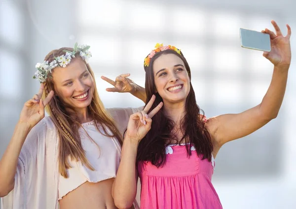 Mulheres tirando foto selfie — Fotografia de Stock
