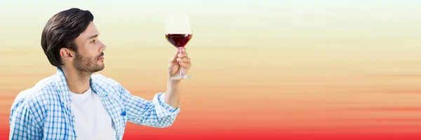 Mann verkostet Wein — Stockfoto