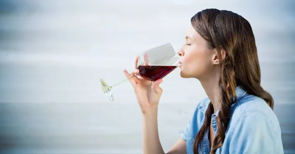 Жінка дегустації вина — стокове фото