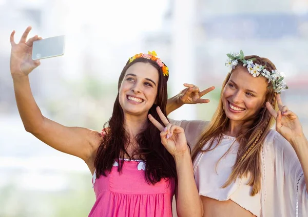 Mulheres tirando foto selfie casual — Fotografia de Stock