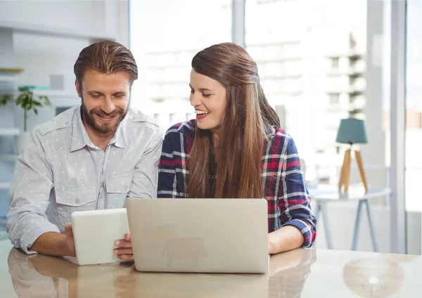 Geschäftsleute am Schreibtisch — Stockfoto