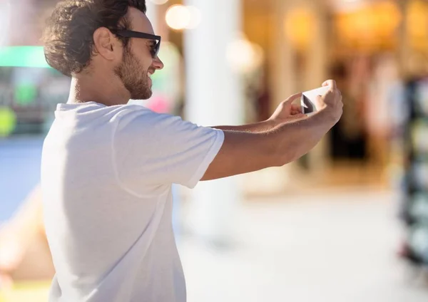 Muž při příležitostné selfie Foto — Stock fotografie