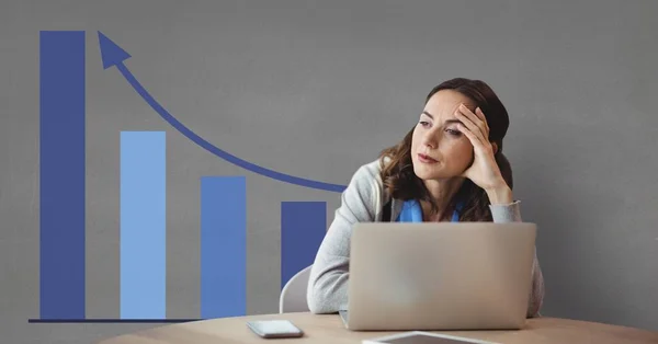 Беспокойная деловая женщина за столом за компьютером на сером фоне с голубой графикой — стоковое фото