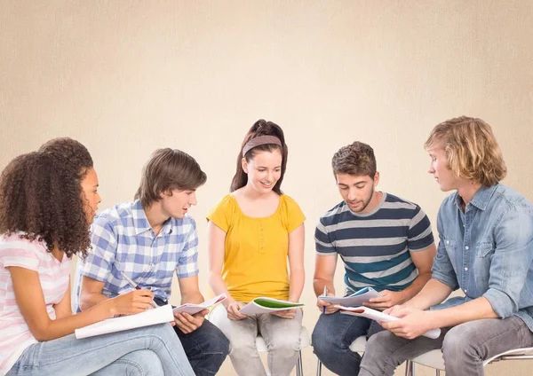 Grupo de estudiantes sentados frente a un fondo brillante en blanco — Foto de Stock