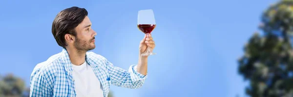 Uomo degustazione vino — Foto Stock