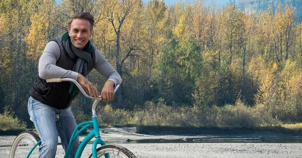 Hombre sentado en bicicleta — Foto de Stock