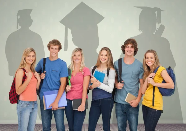 Groep studenten staan voor afgestudeerde schaduwen — Stockfoto